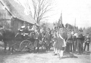 Etwa 1925 - Sammeln der Halener Schützen bei der Gastwirtschaft Koopmann, damals bekannt unter "Stüven Zettken", heute Gaststätte Harling-Scheper.