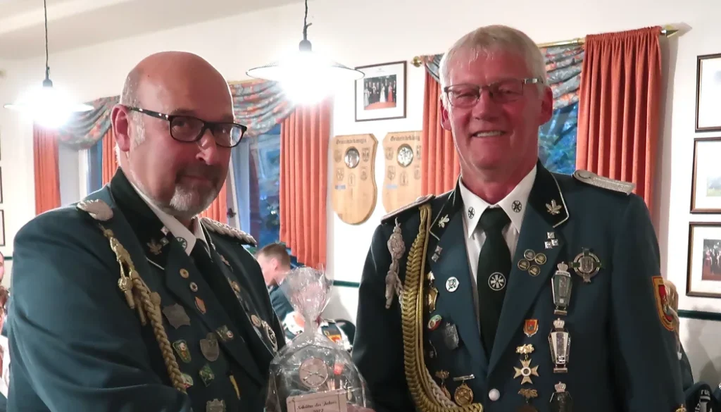 Brudermeister Ludger Thien verleiht den Ehrentitel „Schütze des Jahres 2022“ an Ludger Wegmann (links)
