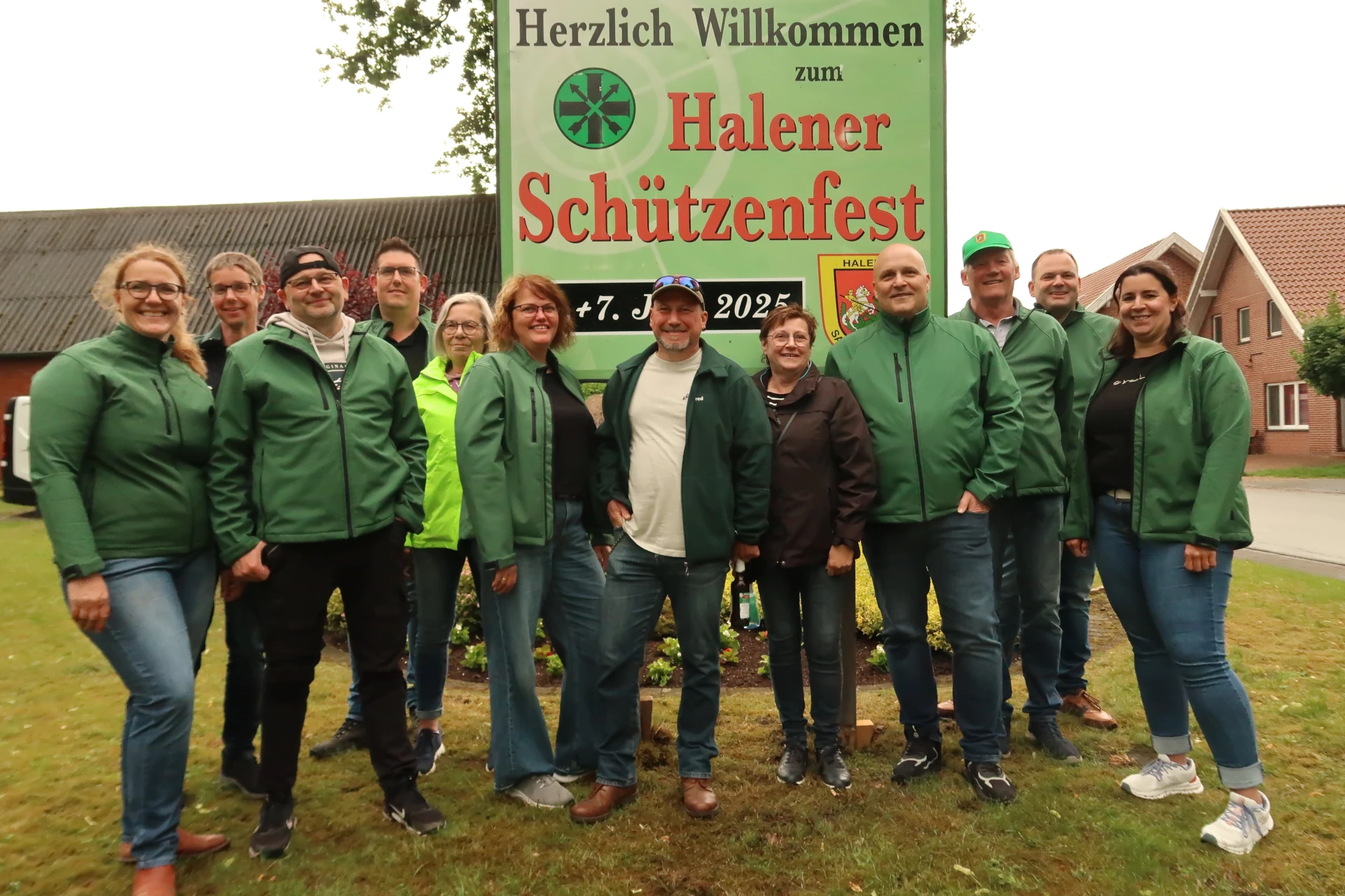 Mehr über den Artikel erfahren Schilder kündigen bevorstehendes Schützenfest an