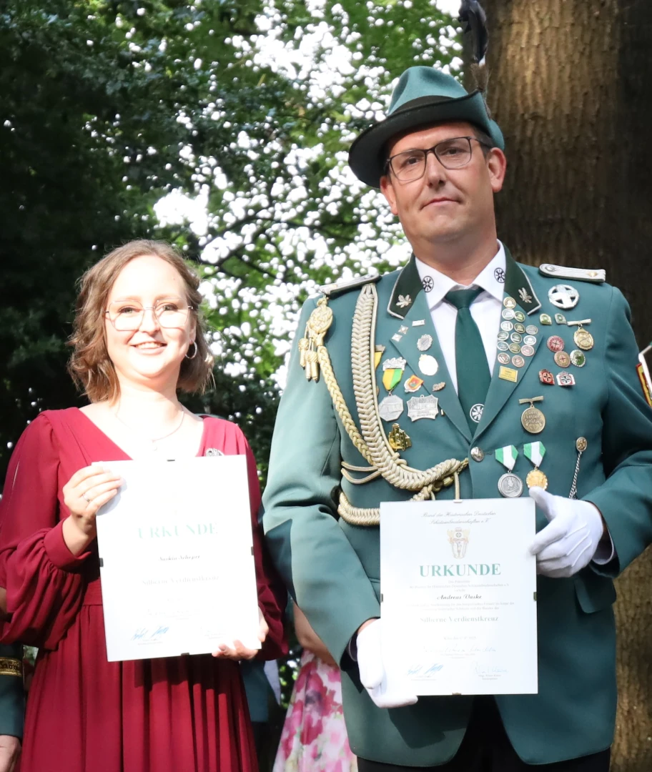 Mehr über den Artikel erfahren Verleihung des Silbernen Verdienstkreuz (SVK) an Saskia Scheper und Andreas Vaske